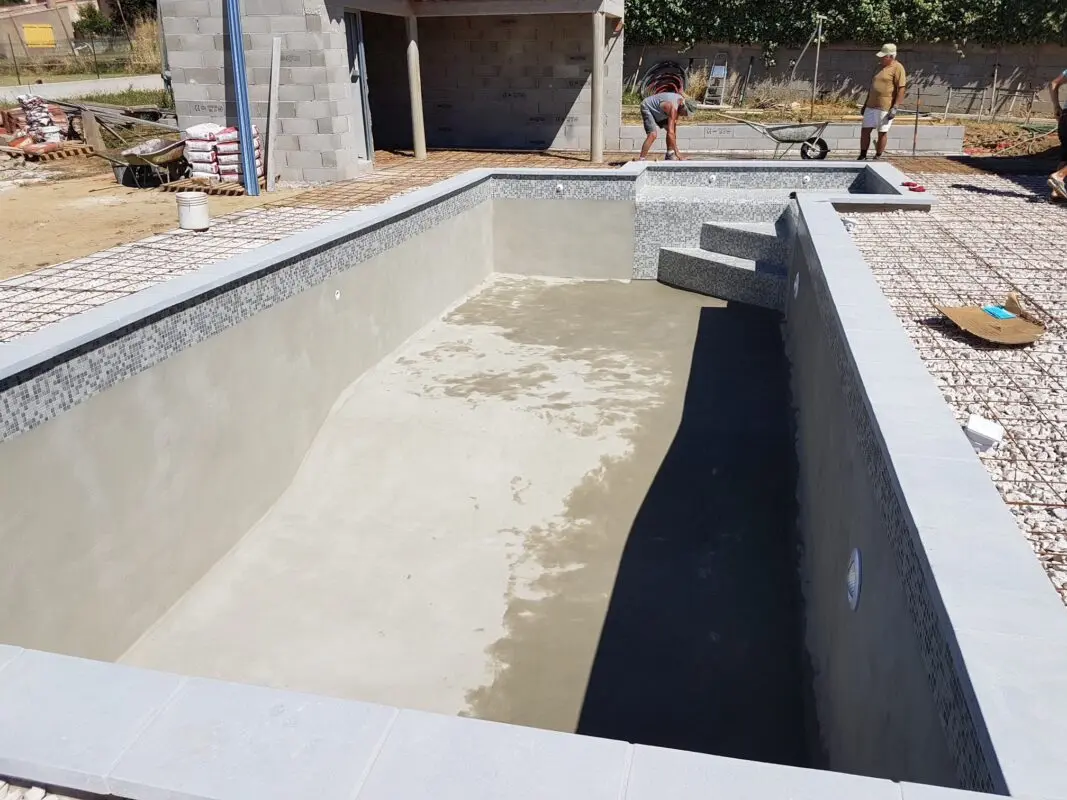 realisation piscine la destrousse enduit